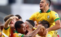 Jovens jogadores brasileiros comemoram a vitória da Alemanha