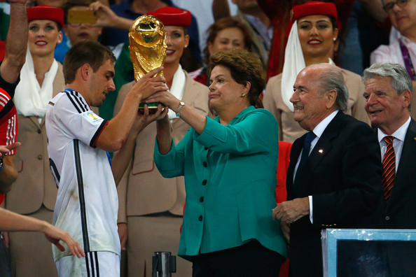 Dilma entrega taça a Lahm
