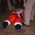 Papai Noel caído no chão