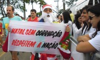 Os manifestantes ainda pedem o fim dessa palhaçada de achar que é inverno no natal