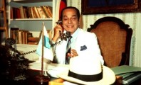 O prefeito comemora seu último dia de expediente, em foto tirada por volta de 2009