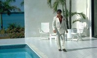 Cachoeira aproveita a piscina em resort na Bahia. A bunda de Andressa não coube na foto