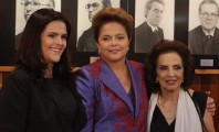 Dilma posa com a mãe (dir.) e uma indicada pelo PMDB para o novo ministério (esq.)