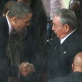 Momento em que Obama inocula o câncer para afeta a saúde de ferro do jovem Raúl Castro