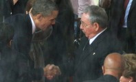 Momento em que Obama inocula o câncer para afeta a saúde de ferro do jovem Raúl Castro