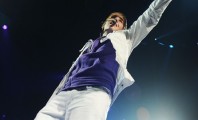 Justin faz saudação aos beliebers ao chegar à cadeia