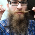 Esta foto de um barbudo hipster genérico é meramente ilustrativa
